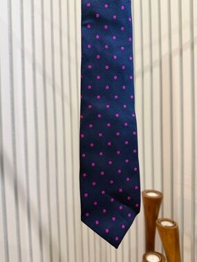 Charles Tyrwhitt Navy Tie with magenta Polka Dots